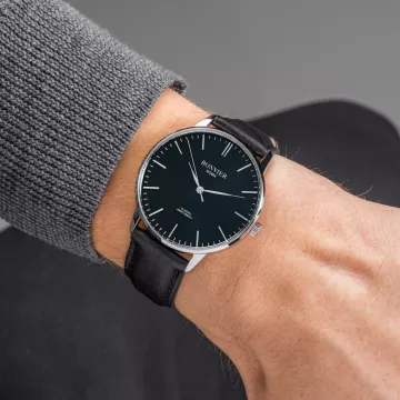 Bonvier Classic BV055 -kello Miesten, jossa on Musta kellotaulu halkaisija 40 mm ja Musta Nahkaranneke ranneke
