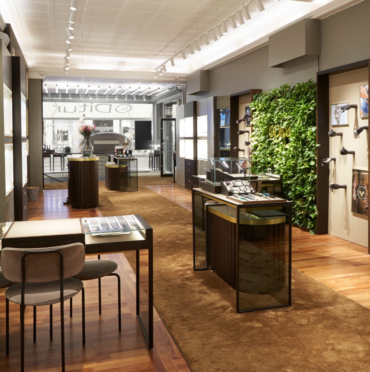 Diturin myym&auml;l&auml;n sis&auml;tiloista Diturin myym&auml;l&auml;n sis&auml;puolelta