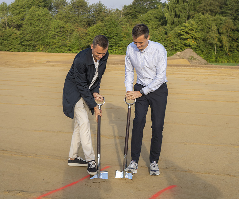 Kasper ja Mikkel kaivamassa uutta p&auml;&auml;konttoria