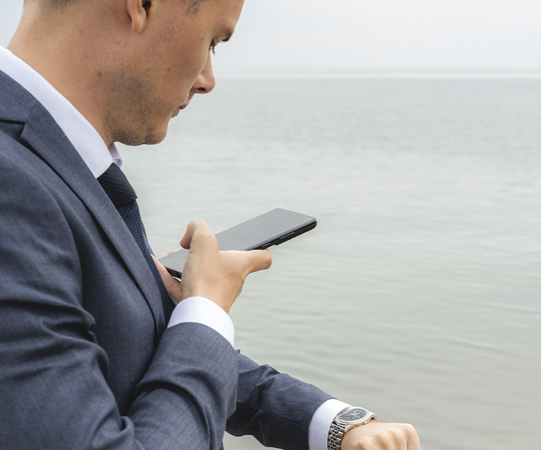 Mikkel ottamassa kuvaa kellostaan