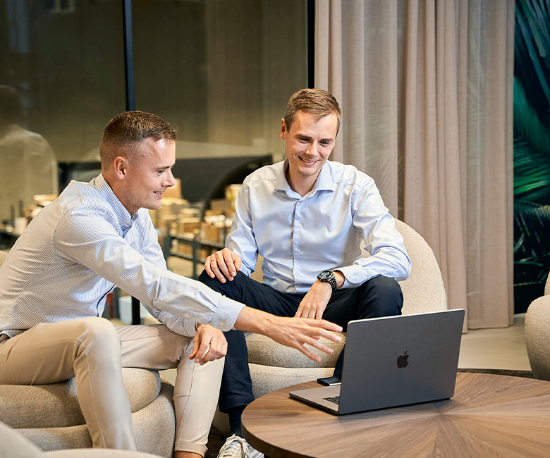 Kasper ja Mikkel katsomassa tietokonetta